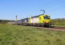 193 551 (TX Logistik) ist am 07.05.20 mit einem KLV bei Großeutersdorf zu sehen.