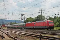 Nachschuss auf 101 016-4, als diese am Nachmittag des 22.06.2019 ihren InterCity und die Wagenlok 101 058-6 am Rangierbahnhof und DB Museum in Koblenz Lützel vorbei in Richtung Hauptbahnhof schob.