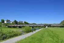Eine TRI-Garnitur überquert Anfang Mai 2020 auf dem Weg zum Bahnhof die Eisenbahnbrücke in Hattingen.