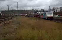 186 491-7  Een job bij DB-Cargo? kommt aus Richtung Rheydt,Wickrath,Beckrath,Herrath,Erkelenz,Baal,Hückelhoven-Baal,Brachelen,Lindern,Süggerath,Geilenkirchen,Frelenberg,Übach-Palenberg,Rimburg,Finkenrath,Hofstadt kommt mit einem Mercedes-Zug aus Kornwestheim(D) nach Zeebrugge-Ramskapelle(B) und fährt durch Herzogenrath und fährt gleich die Kohlscheider-Rampe hoch in Richtung Kohlscheid,Richterich,Laurensberg,Aachen-West. 
Aufgenommen am Bahnhof von Herzogenrath.
Am Nachmittag vom 2.2.2020. 