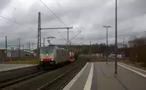 186 499-0  Een job bij DB-Cargo? kommt als Umleiter mit einem BASF-Kesselzug aus Ludwigshafen-BASF nach Antwerpen-BASF(B) und kommt aus Richtung Rheydt,Wickrath,Beckrath,Herrath,Erkelenz,Baal,Hückelhoven-Baal,Brachelen,Lindern,Süggerath,Geilenkirchen,Frelenberg,Übach-Palenberg,Rimburg,Finkenrath,Hofstadt und fährt durch Herzogenrath und fährt gleich die Kohlscheider-Rampe hoch in Richtung Kohlscheid,Richterich,Laurensberg,Aachen-West. Aufgenommen am Bahnhof von Herzogenrath.
Am Nachmittag vom 2.2.2020. 
