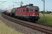 Re 620 041-4  Moutier  mit Kesselwagenzug nach Cornaux unterwegs bei Niederbipp am 22. Mai 2020.
Foto: Walter Ruetsch 
