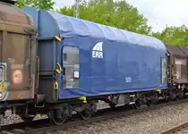 Drehgestell-Flachwagen mit Schiebeplane für Coil-Transporte von ERR für die österreichische Fa. Rail Cargo Wagon - Austria GmbH mit der Nr. 31 RIV 81 A-RCW 477 7 121-2 Shimmns5 in einem gemischten Güterzug am 12.05.20 Bf. Saarmund.