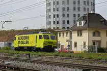 Re 446 018-4 (ex SOB) durchfährt solo den Bahnhof Pratteln. Die Aufnahme stammt vom 21.04.2020.