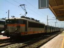 Lok 25659 mit der in Frankreich h�ufig vorkommenden dreiteiligen Wendezugeinheit in Carnoules. 30.06.2007