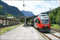 Eine etwas andere Aufnahme des 4023 005  MARKTGEMEINDE OBERALM , der am 26.06.07 als RB 5068 (S3) von Berchtesgaden Hbf nach Schwarzach St.Veit den Bahnhof Bad Reichenhall verl�sst. Im Hintergund erhebt sich der Hochschlegel.