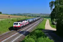 189 286 mit einem Kesselzug am 16.05.2020 bei Treuchtlingen.