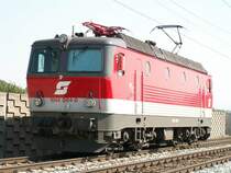 Hier auf dem Bild wird vom Tfz gerade die F�hrerstandseite der 1044 084 gewechselt, um dann nach Nettingsdorf zur�ckzufahren und an den G�terzug 65916 nach Linz Vbf anzukuppeln, 17.7.2007