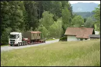 1930 wurde die rund 3,3 Kilometer lange Bahnlinie zwischen Wies und Steyeregg stillgelegt. 
Seither ist nur selten ein Zug an diesem  Bahnwärterhäuschen vorbeigerollt. 

Am 29.Mai 2020 rollte ein Tieflader mit dem Dienstwagen PWI 133 vorbei am einzig verbliebenen Gebäude dieser Strecke Richtung Wies. 
 