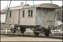 Achtung Bahnsteig 5 : 

ZUG fliegt ab . 

Die letzte Reise für den Dienstwagen PWI 133 der GKB beginnt in Wies Eibiswald auf Gleis 5 . 
In Gute Hände kommt der Zeitzeuge der mit seinen  Artgenossen  kein Gutes Bild im Bahnhof Wies Eibiswald abgab. 
29.05.2020 