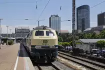 Wegen Bauarbeiten zwischen Dortmund-Hoerde und Holzwickede verkehrt die RB 59 momentan ab Schwerte. Als Zubringer pendelte am 30.05.2020 die Westfrankenbahn-Conny (vulgo 218 460-4) mit einer Wendezuggarnitur der Centralbahn im Stundentakt zwischen Dortmund Hauptbahnhof und Schwerte. Diese Regelung gilt übrigens auch für die kommenden 3 Samstage. Am 30.05.2020 wartet sie mit dem DPN 31111 im Dortmunder Hauptbahnhof auf Fahrgäste.