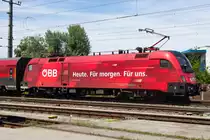1116 225-4, mit Werbeschriftzug versehen, schiebt den RJX aus Dornbirn gen Feldirch am 26.5.20.