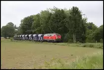 Am 25.05.2020 kam die 218451-3 der LWC mit einem Schotterzug von Gütersloh aus auf die Strecke der Teutoburger Wald Eisenbahn, um dort bei der Restauration der Strecke weiter Schienenbereiche ein zu schottern. Nach der Entladung fuhr der Zug weiter nach Lengerich, um von dort aus über die Rollbahn weiter nach Münster zu fahren.
Hier erreicht der Zug gerade den südlich von Glane gelegenen BÜ, welchen er nur im Schritt Tempo befahren konnte. Alle Bahnübergänge wurden übrigens zusätzlich durch mit PKW begleitendes Personal gesichert.