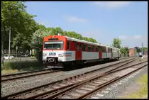 AKN 57.2 verlässt hier am 26.05.2020 um 12.57 Uhr den Kreuzungsbahnhof Bad Bramstedt mit Zielbahnhof Eidelstedt. Im Hintergrund ist noch der Gegenzug VT 622158 nach Neumünster zu erkennen.