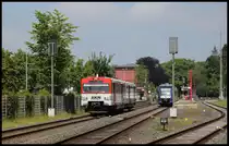 Zugkreuzung mit Altbau und Neubau VT im Bahnhof Bad Bramstedt am 26.5.2020.
Während der moderne AKN Triebwagen 622158 nach Neumünster noch am Bahnsteig verweilt, fährt der Altbau VT 57.2 um 12.57 Uhr bereits nach Eidelstedt aus.