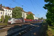 Kurz bevor die Schatten komplett ins Gleis wanderten, ließ sich am 23. April 2020 noch die 193 775 von Lokomotion mit dem DGS 43138 von Verona Q.E. nach Wuppertal in München Süd blicken. Der KLV-Zug ist stets einheitlich mit Aufliegern der Spedition Winner beladen. 