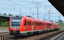Interessante Fuhre, die DB  111 058  (NVR:  9180 6 111 058-4 D-DB ) und einem beschädigten Triebzug der DB Regio  612 090  Name:  Lindau  am Haken am 29.05.20 Durchfahrt Bf. Flughafen Berlin Schönefeld.