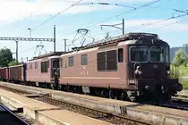 Die fotogenen BLS Re 425 aus den Jahren 1972 - 1975 gehören in Gerlafingen zu den seltenen Gästen.
Am 28. Mai 2020 erwischte ich mit einer Portion Fotografenglück im letzten Moment die Doppeltraktion bestehend aus den Re 425 189 und Re 425 175 anlässlich der Bahnhofsausfahrt mit einer Sonderleistung in den Süden.
Foto: Walter Ruetsch