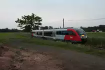 Der 5022 049 fährt als SLPNV14715 am Abend des 31.5.2020 von Bad Radkersburg nach Graz Hbf hier bei der ehemaligen Haltestelle Diepersdorf zwischen Purkla und Gosdorf.
Grund für die Leerfahrt ist der Sonntag vor einem Feiertag. Hier übernachtet nur ein Triebwagen in Bad Radkersburg der um 21:11 ab Spielfeld-Straß nach Bad Radkersburg fährt.