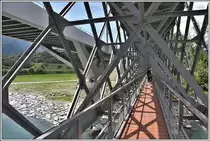 Die alte Hinterrheinbrücke hat mit der Renovation einen Fussgängersteg erhalten, der den Weg von der Rheinschlucht zum Bahnhof Reichenau-Tamins verkürzen soll. Der Steg ist offen, endet aber auf einer Sandbank beim östlichen Pfeiler. Die Verbindung zum Bahnhof muss erst noch erstellt werden. Blick vom Steg zur neuen Brücke.(31.05.2020)