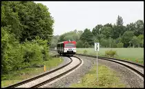 AKN VT 66 verlässt hier auf dem Weg nach Norderstedt Mitte die eingleisige Hauptstrecke und biegt vor dem Kreuzungsbahnhof Friedrichsgabe in das westliche Bahnsteiggleis ein.