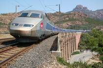 SNCF TGV 4519 am 24.06.2007 in der Mittagszeit auf dem imposanten Viadukt in Agay-Anth�or an der K�stenstrecke Marseille-Nizza. Er war im Verbund mit einem weiteren TGV (Duplex) unterwegs. Die unterschiedlichen TGV-Arten werden oft auch gemischt eingesetzt. 