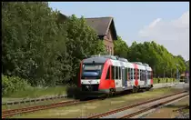 Der Nordbahn VT 648144 der AKN fährt hier am 26.05.2020 um 14.00 Uhr aus Hohenwestedt weiter nach Büsum.