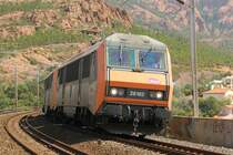 SNCF Sybic 26182 passiert am 24.06.2007 mit zwei weiteren Sybics (26224 und einmal leider unbekannt) in Agay-Anth�or den dortigen Viadukt und f�hrt unmittelbar auf den Bahnhof Anth�or zu. Der Lokf�hrer riskiert mal schnell einen seitlichen Blick in die dem Viadukt vorgelagerte Bucht. Die M�dels im Bikini scheinen ihn mehr zu interessieren, als die Strecke ;-))