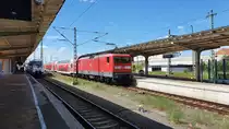 Gerade eingetroffen ist RE 7 (RE 3709) in Dessau Hbf, geschoben von 112 155. 
Die Züge fahren wohl derzeit statt der Talent 2 wegen deren Fristarbeiten. 

Links zu sehen ein unbek. Talent2 als RB nach Lutherstadt Wittenberg.
Die aktuellen  Bauhaus-Sitze  gibt es nur am Bahnseig 2/3.

Dessau, der 30.05.2020