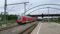Einfahrt von RE 7 (RE 3709) in Dessau Hbf, geschoben von 112 179 (noch mit NAH.SH-Logo). Im Hintergrund die derzeit wegen Straßenbauarbeiten gesperrte  Bahnhofsbrücke .
Die Züge fahren wohl derzeit statt der Talent 2 wegen deren Fristarbeiten.

Dessau, der 31.05.2020