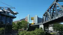 Vom  Anhalter Steg  aus Richtung Gleisdreieck fotografiert kann man 2 Berliner Sympathieträger aufs Bild bannen: Den  Rosinenbomber  vom Deutschen Technikmuseum und die BVG. Naja, und die U-Bahn (Linie 1 & 3) gibts gratis dazu ;-)

Berlin, der 01.06.2020
