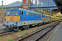 MAV 431 215 steht mit ein Schwesterlok und IC nach Debrecen am 12 Mai 2018 in Budapest-Nyugati.