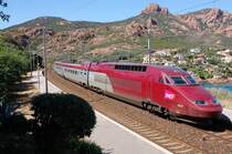 SNCF TGV Thalys 4531 am 26.06.2007 in Agay-Anth�or noch halb auf dem Viadukt und mit der anderen H�lfte schon im dortigen Bahnhof. Hin und wieder h�lt dort auch mal ein Regionalzug, nicht aber der Thalys. <a href= http://staedte.kaposo.de  target= _blank ><img src= http://www.Bahnbilder.de/counter/counter_new.php?key=318057580  alt= St�dte auf Kaposo  title= St�dte auf Kaposo  border= 0  /></a>