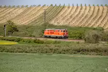 Die 2143.070 hat bereits 2 Züge mit je 4 Schotterwagen nach Drosendorf überstellt. Nun befindet sie sich auf der Rückfahrt nach Retz und weiteren Zug, diesmal nach Langau zu führen. Hier im Bild ist die Lok in Retzer Weinbergen kurz vor Retz festgehalten. (03.05.2020)