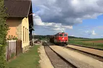 Der dritte Schotterzug mit der 2143.070 an der Spitze an diesem Sonntag erreicht gerade Niederfladnitz. (03.05.2020)