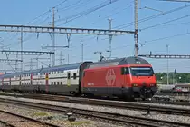 Re 460 036-7 durchfährt den Bahnhof Muttenz. Die Aufnahme stammt vom 18.05.2020.