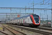 RABDe 502 015-6 Twindexx durchfährt den Bahnhof Muttenz. Die Aufnahme stammt vom 18.05.2020.