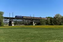 Beim Überqueren der Wörnitz bei Felsheim konnte ich den  Henkelzug  am 26. April 2020 ein zweites Mal fotografieren. Die 110 262 der BayernBahn bespannte an diesem Tage die unter der Bezeichnung DGS 59940 fahrende Leistung von Nördlingen nach Langenfeld. 
