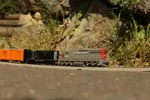 Anfang der 80er Jahre konnten die Southern Pacific SD9 #3900 und die ATSF GP7 #2678 mit einem schweren Güterzug beim erklimmen der ersten Steigung des Lonsperchpasses beobachtet werden. Im Hintergrund der Steinbruch der Healthmountain Company der mittlerweile geschlossenen hat.