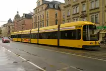 14. April 2011, Dresden, Straßenbahnzug der Linie 6 in Richtung Wölfnitz auf der Kesselsdorfer Straße. Bei diesem 7-teiligen Gelenktriebwagen NGT8DD befindet sich in den kurzen Wagenteilen jeweils ein zweiachsiges Fahrgestell. Die längeren Teile sind dazwischen aufgehängt.