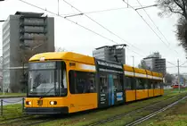 08. Januar 2020, Dresden, Straßenbahnzug der Linie 9 in der St. Petersburger Straße. Bei diesem 7-teiligen Gelenktriebwagen NGT8DD befindet sich in den kurzen Wagenteilen jeweils ein zweiachsiges Fahrgestell. Die längeren Teile sind dazwischen aufgehängt.