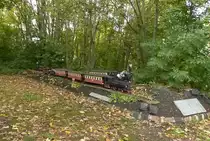 Ein Zug der Harzer Schmalspurbahnen als 1:10 Steinmodell, am 28.09.2019 am ehemaligen Bahnhof Gerbstedt.