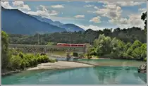 S2 1561 nach Thusis überquert den Hinterrhein, der sich hier in Reichenau-Tamins mit dem Vorderrhein vereinigt. (31.05.2020)