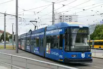 13. Juni 2018, Dresden, Straßenbahnzug der Linie 2 am Pirnaischen Platz. Bei diesem 7-teiligen Gelenktriebwagen NGT8DD befindet sich in den kurzen Wagenteilen jeweils ein zweiachsiges Fahrgestell. Die längeren Teile sind dazwischen aufgehängt.