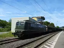 LOK 151 119-5 DER BAYERNBAHN MIT GÜTERZUG IN HAIGER/HESSEN
Am 2.6.2020 zieht die 151 der BAYERNBAHN im Bahnhof HAIGER einen auf dem Nebengleis
stehenden Güterzug am Stellwerk vorbei Richtung DILLENBURG/FRANKFURT......
