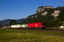 1116 187-6 mit 1016 023-4 an einem kurzen Güterzug bei Hohenems. 29.5.20