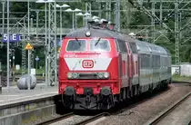 30.05.2020: das Duo 218 402 und 218 417 erreicht mit IC 2311 den Bahnhof Itzehoe