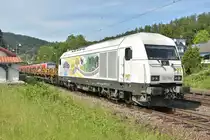 Die farbige Variante der 223 155-3 mit einem Bauzug in Neckargerach.2.6.2020