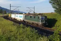 In der letzten Abendsonne des 2. Juni 2020 bei Niederbipp unterwegs.
Re 420 330-3 mit dem Postzug Härkingen - Lausanne.
Foto: Walter Ruetsch