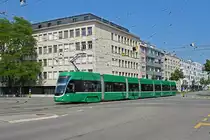 Be 6/8 Flexity 5031, auf der Linie 14, fährt bei der Haltestelle Dreirosenbrücke ein. Die Aufnahme stammt vom 17.05.2020.